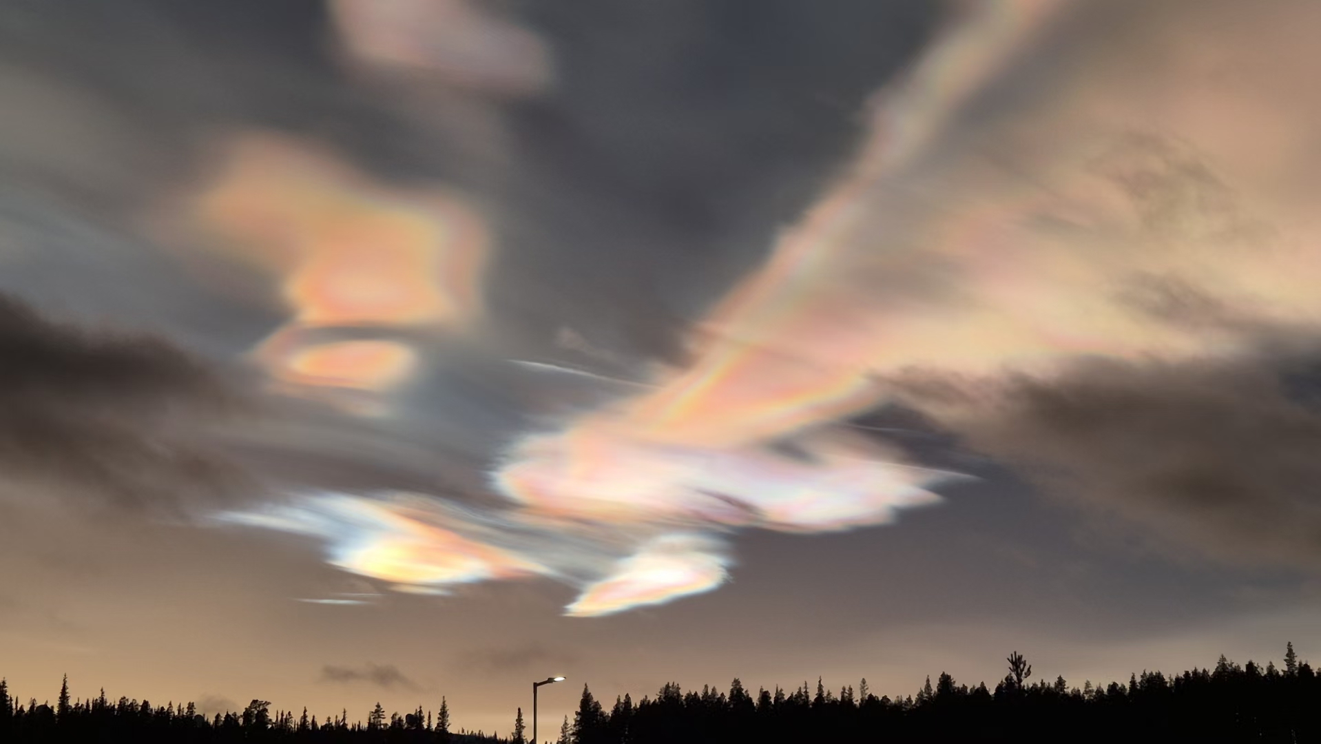 Polar Stratospheric Clouds(PSCS),来源不详,如有侵权请联系weblog管理员删除。 Polar Stratospheric Clouds(PSCS),来源不详,如有侵权请联系weblog管理员删除。